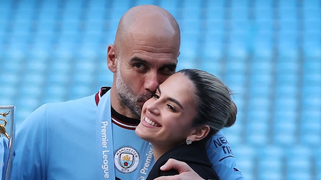 Pep Guardiola con su hija María en un partido de la Premier League en 2023 en Manchester