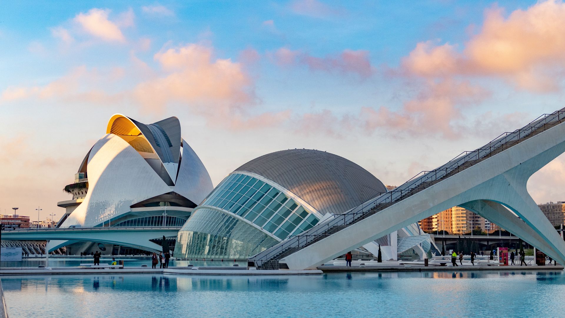 La Ciudad de las Artes y las Ciencias, emblema de la ciudad de Valencia, diseñada por Santiago Calatrava y Félix Candela e inaugurada en la década de los años 90.