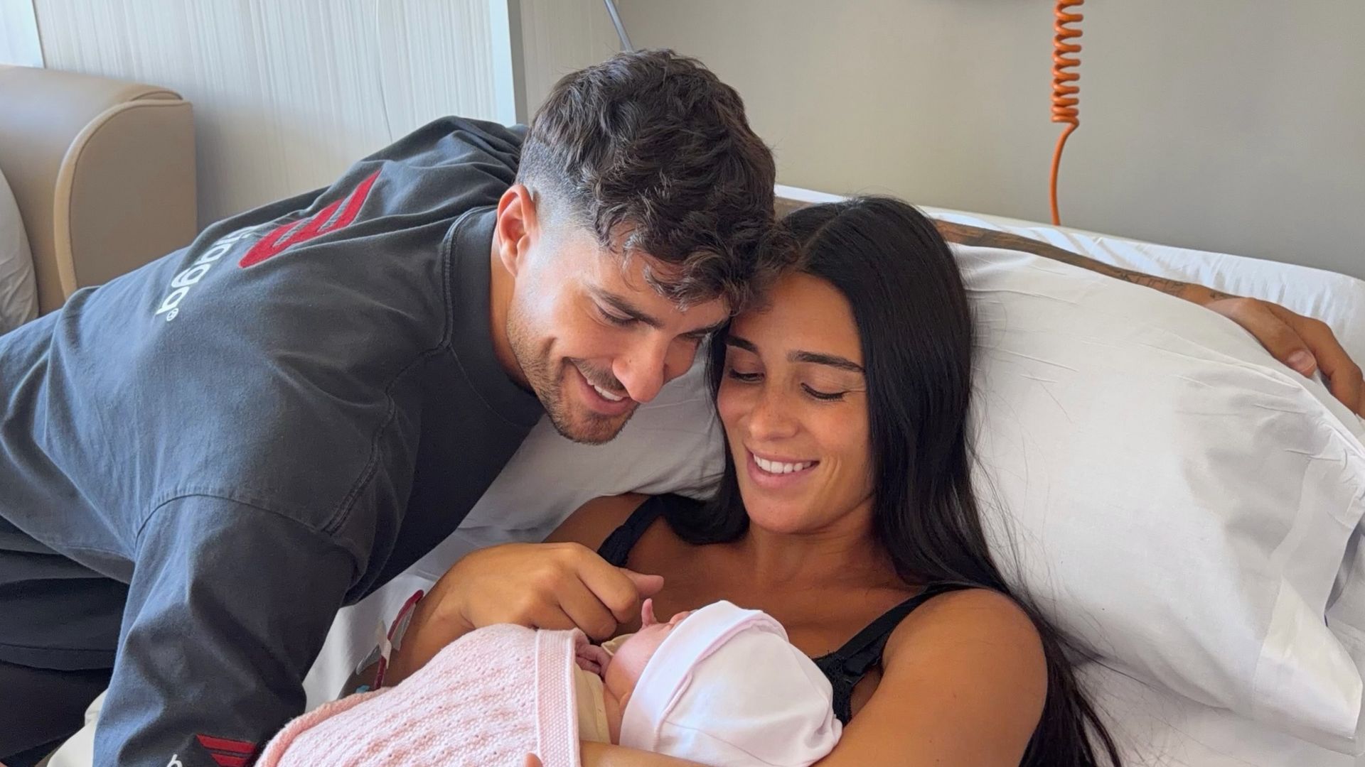 Claudia y Mario ya tienen a su pequeña Valentina en brazos