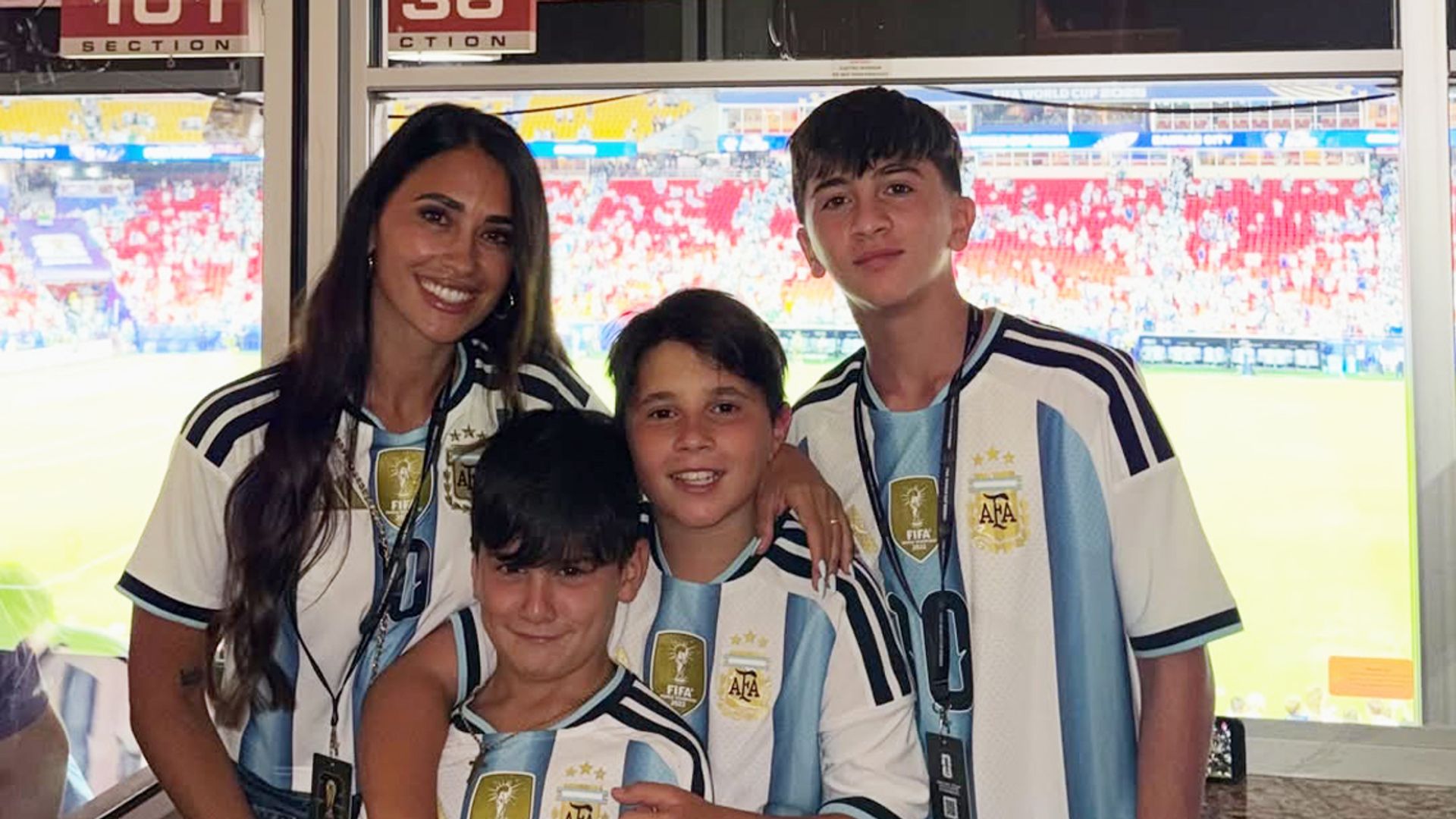 Antonela Roccuzzo junto a sus hijos Thiago, Mateo y Ciro