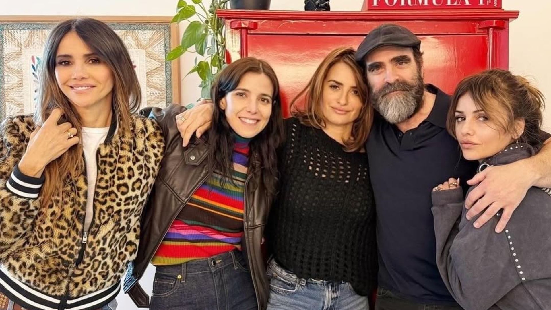 Las fotos de Penélope Cruz y Javier Bardem con Luis Tosar y Luisa Mayol: el divertido plan de una pandilla de cine