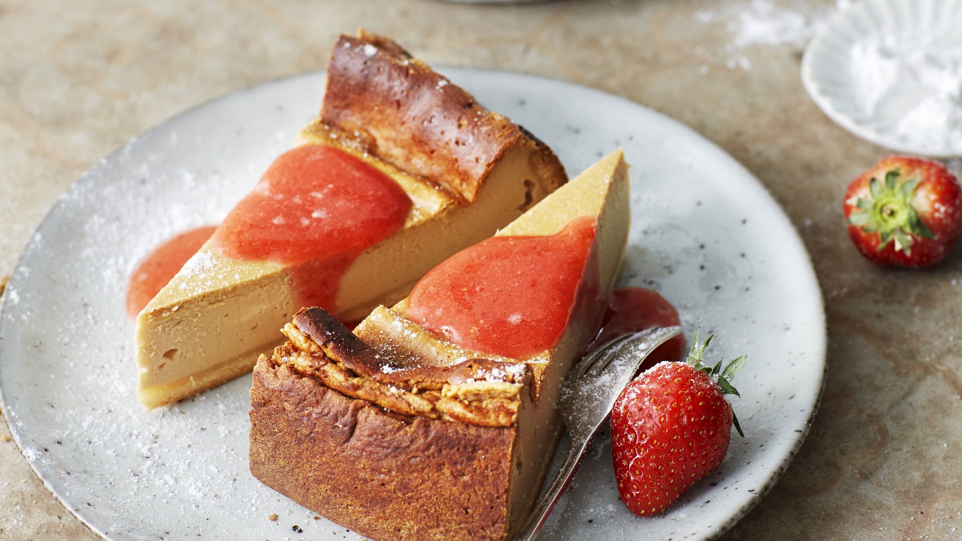 Tarta de queso sin azúcar con coulis de fresas.