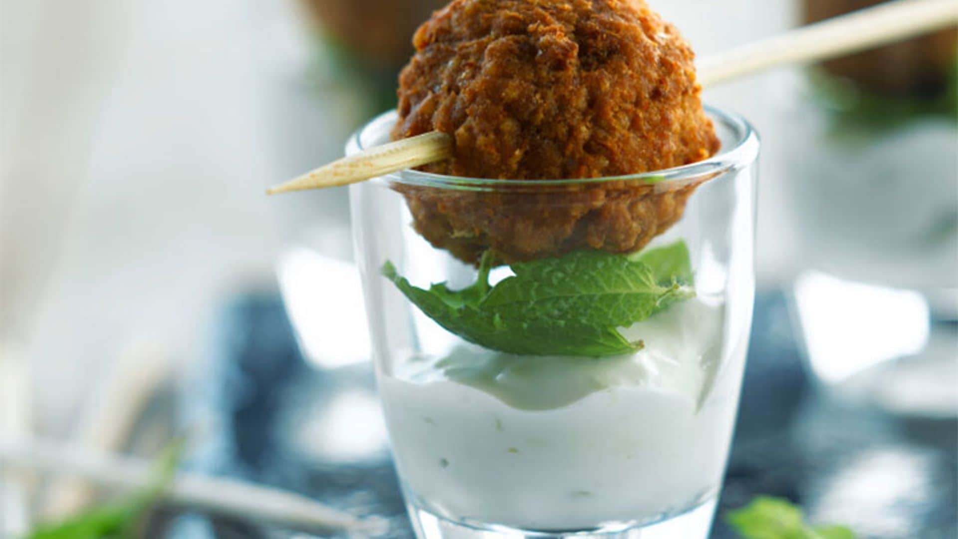 Aperitivo de tzatiki  con albóndiga de cordero