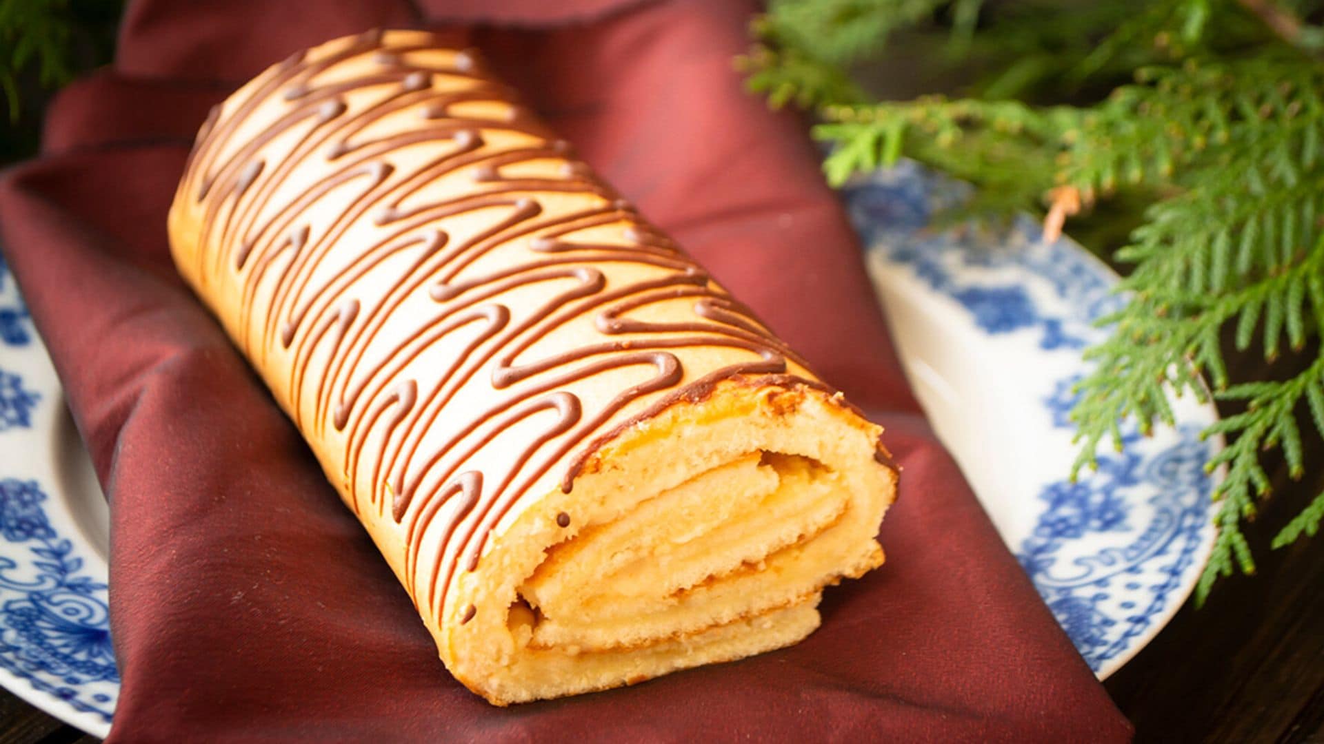 Tronco navideño de yema relleno de crema pastelera