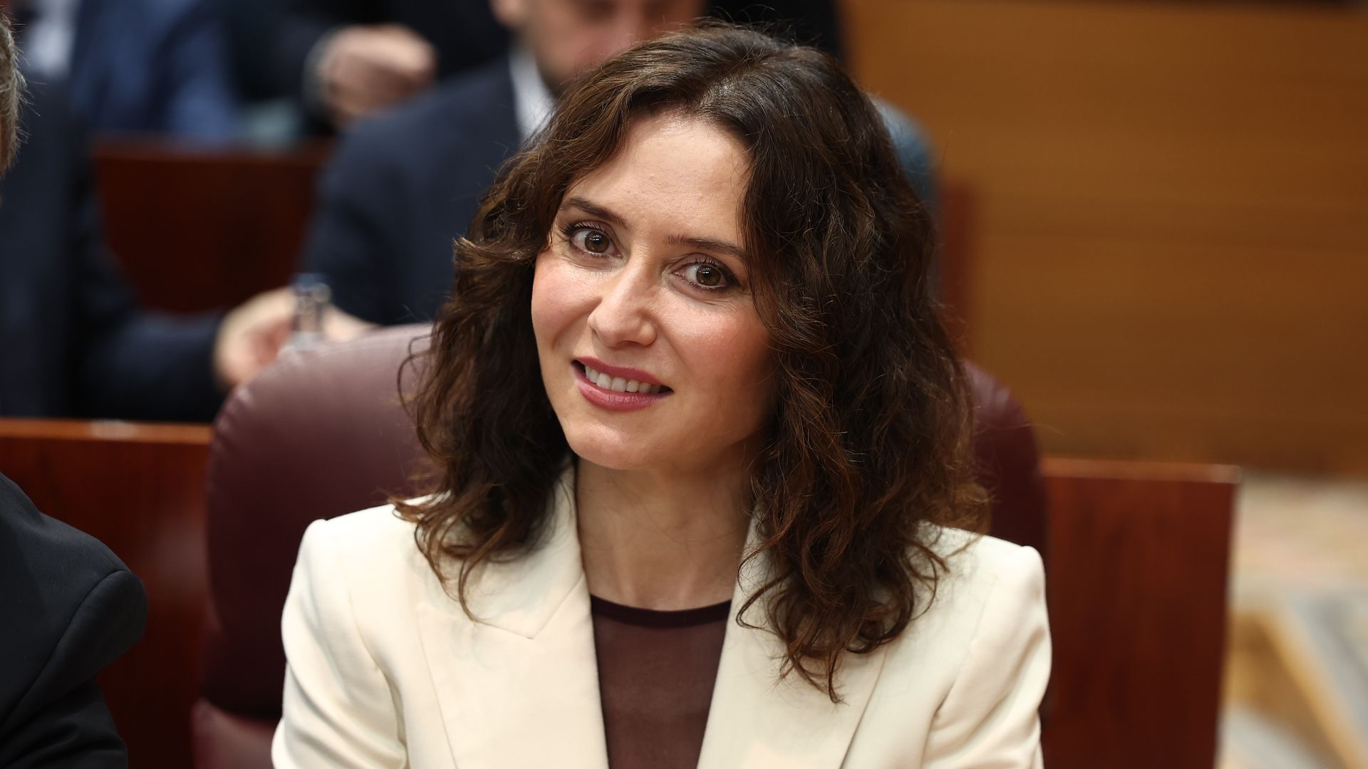 Isabel Díaz Ayuso, con body transparente de Zara en la Asamblea de Madrid (mayo de 2025)