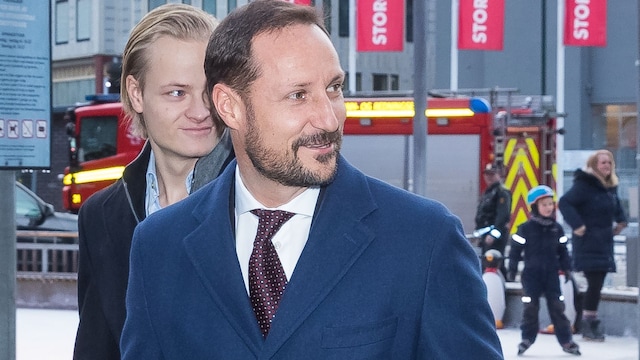 Haakon de Noruega y Marius Borg, hijo de la princesa Mette-Marit llegan a una acto oficial relacionado con un comedor benéfico durante la Navidad de 2017 en Oslo
