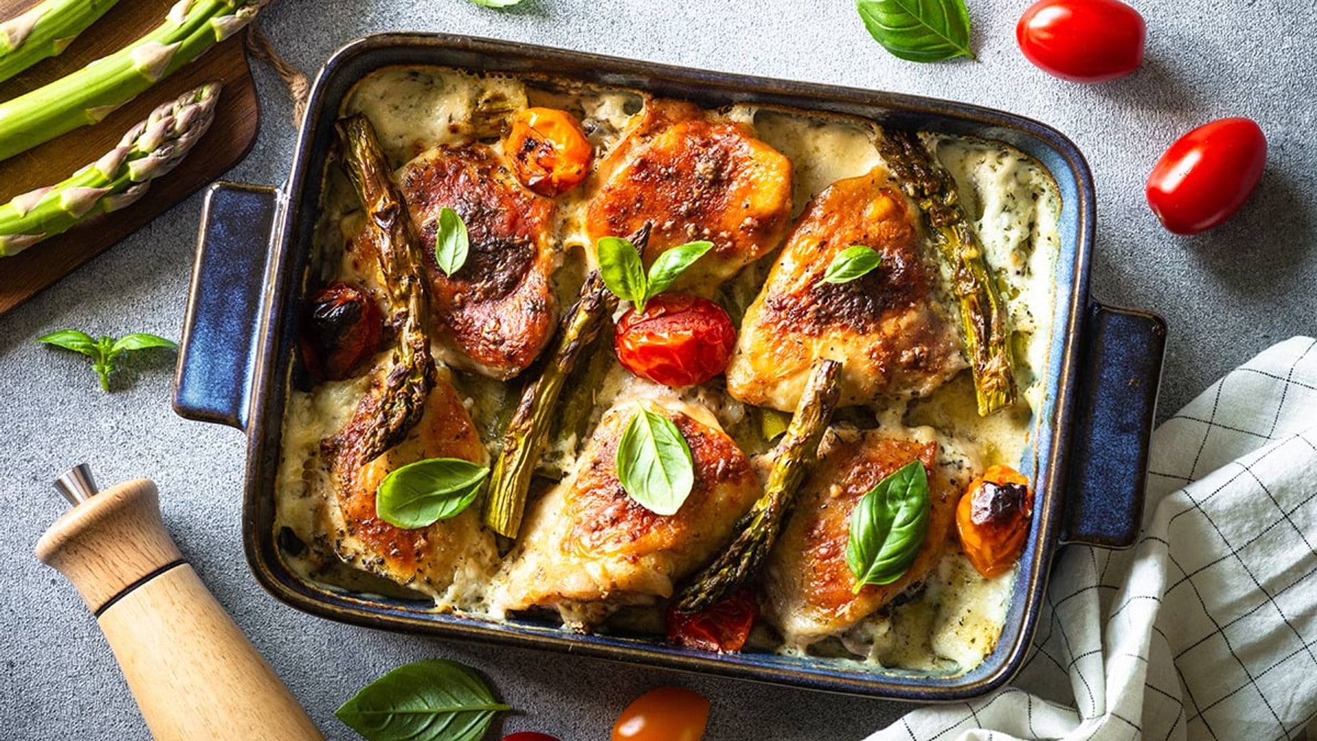 Contramuslos de pollo con tomates y espárragos en salsa cremosa