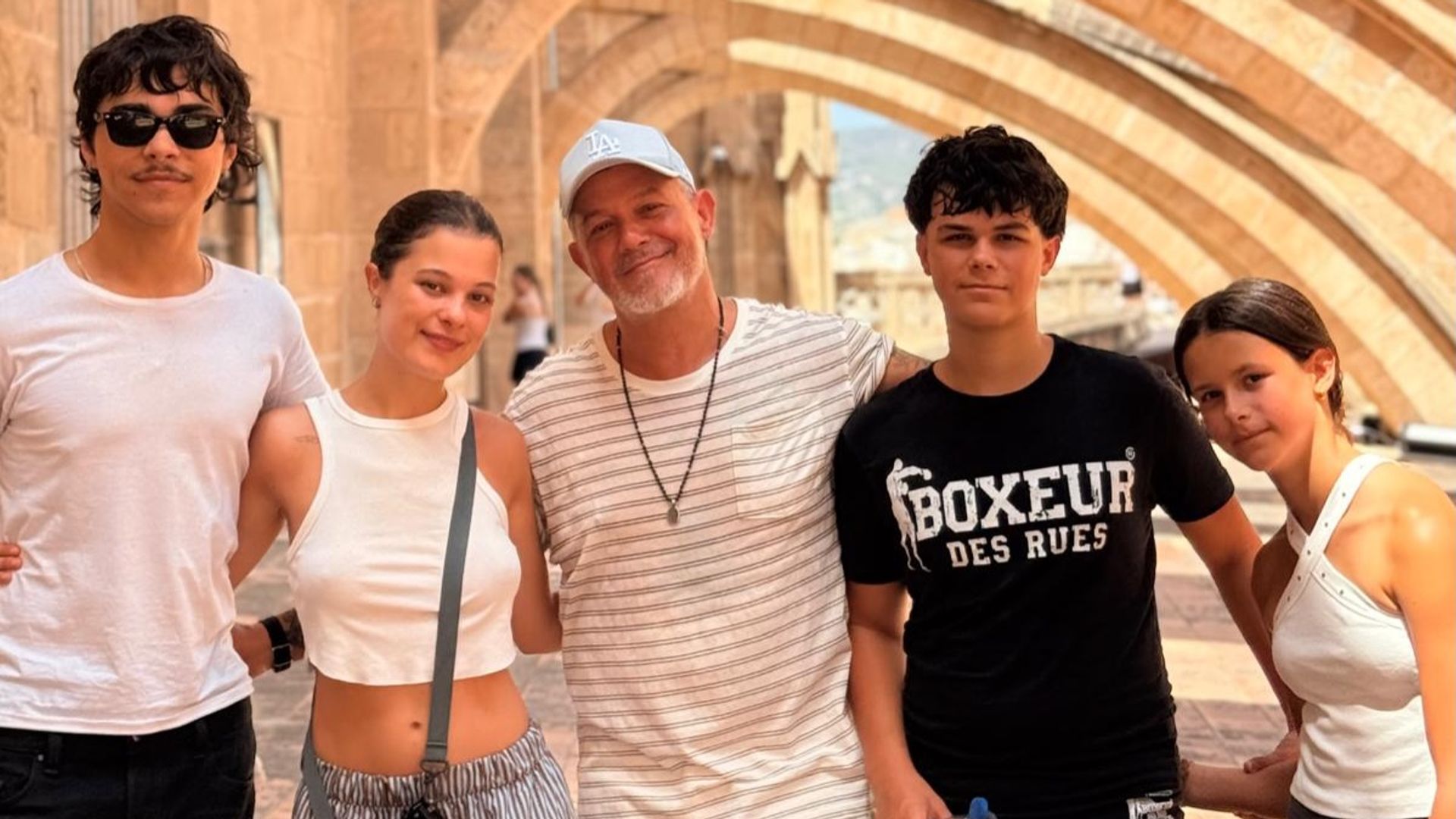 Alejandro Sanz con sus hijos Alexander, Manuela, Dylan y Alma en la Catedral de Palma de Mallorca.