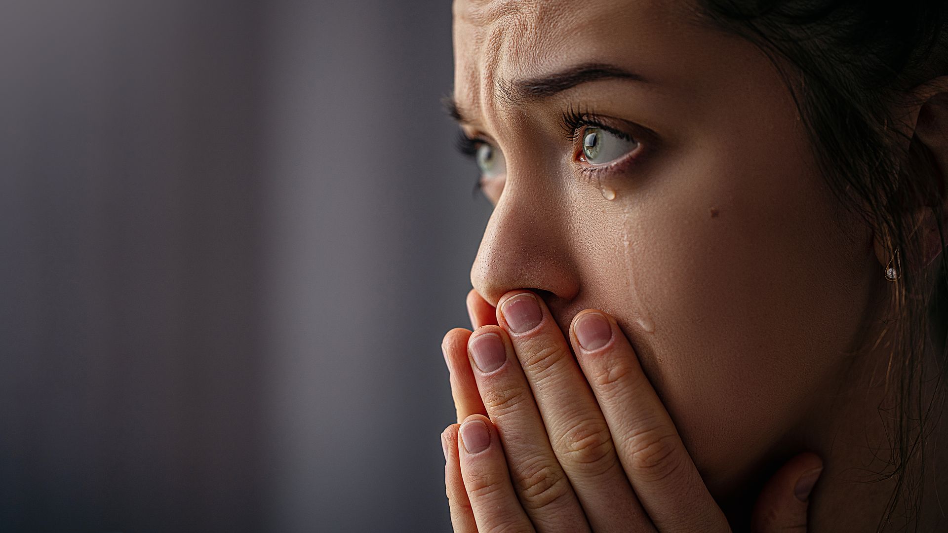 Primer plano de mujer emocionada llorando