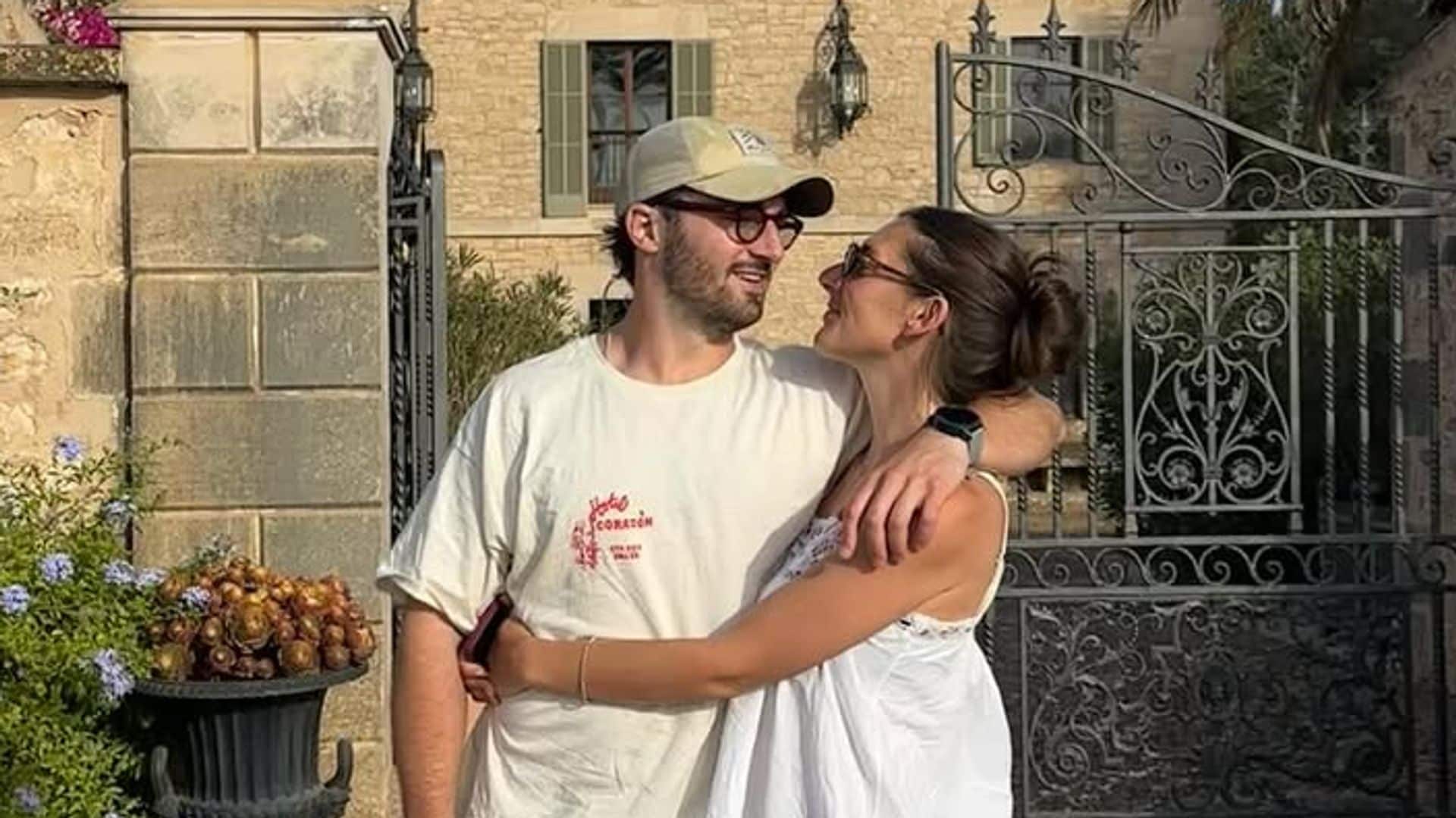 El hijo de Liam Neeson se compromete con su novia de la adolescencia: "Veo a mi madre en ella"
