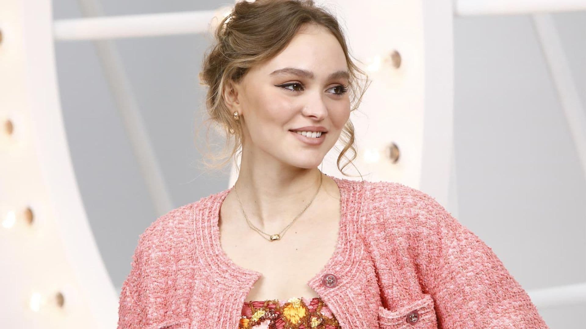 Las sandalias de tacón cómodo que han unido a Lily Rose Depp y Carrie Bradshaw