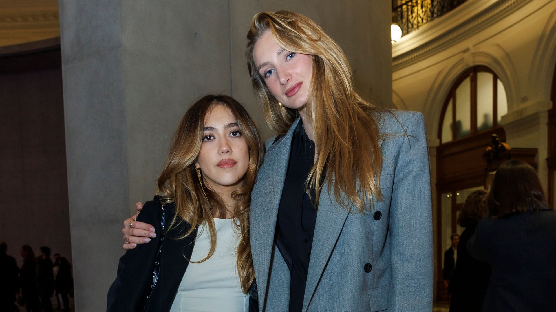 Valentina Paloma y Mathilde Pinault en un evento en París en marzo de 2025..