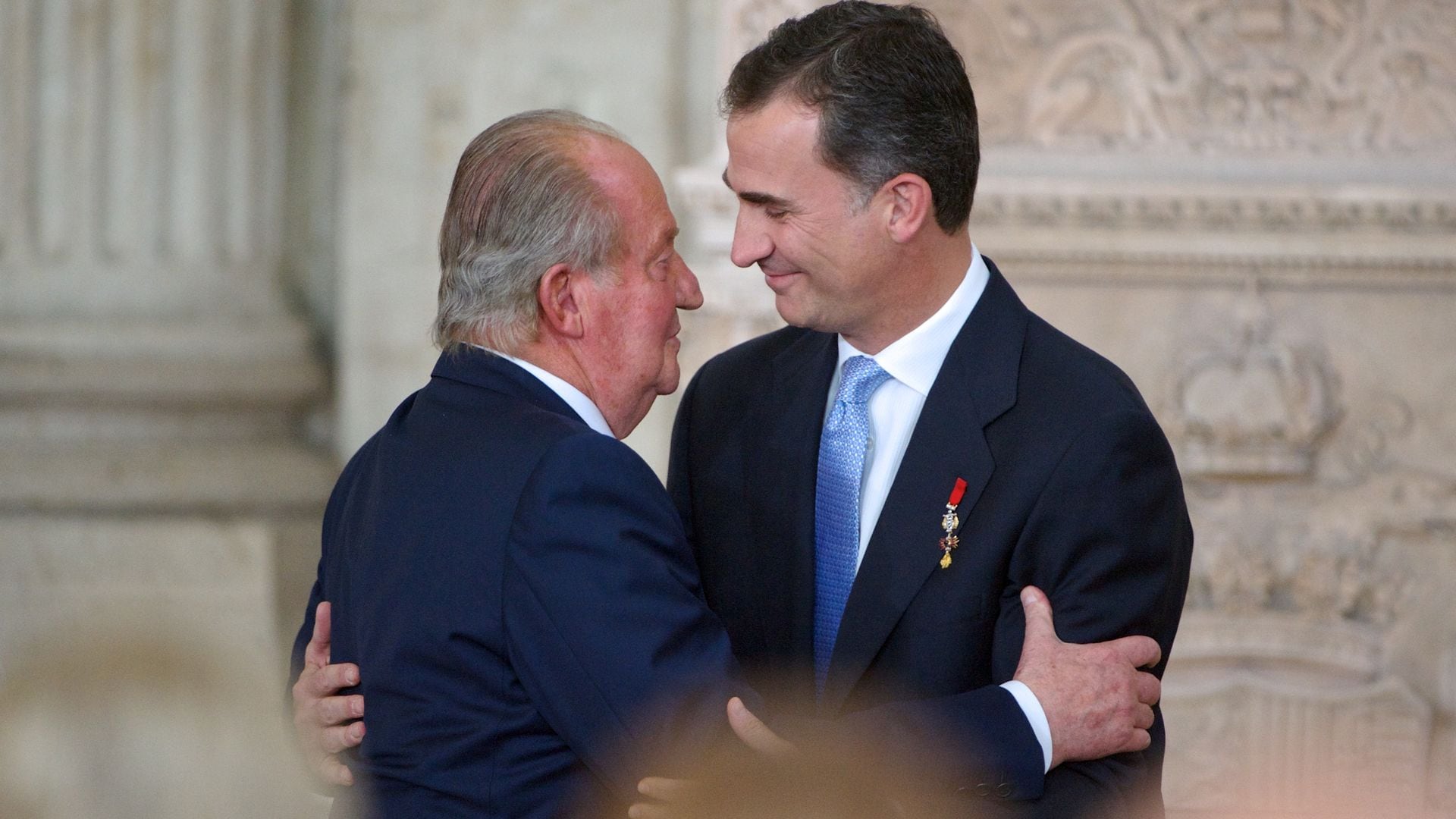 El rey Juan Carlos con su hijo, Felipe VI, el 18 de junio de 2014 cuando abdicó