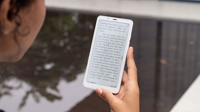 Una chica sosteniendo un ereader de bolsillo