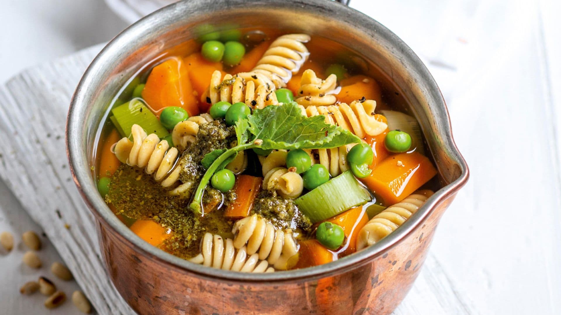 Sopa de espirales y verduras con un toque de pesto