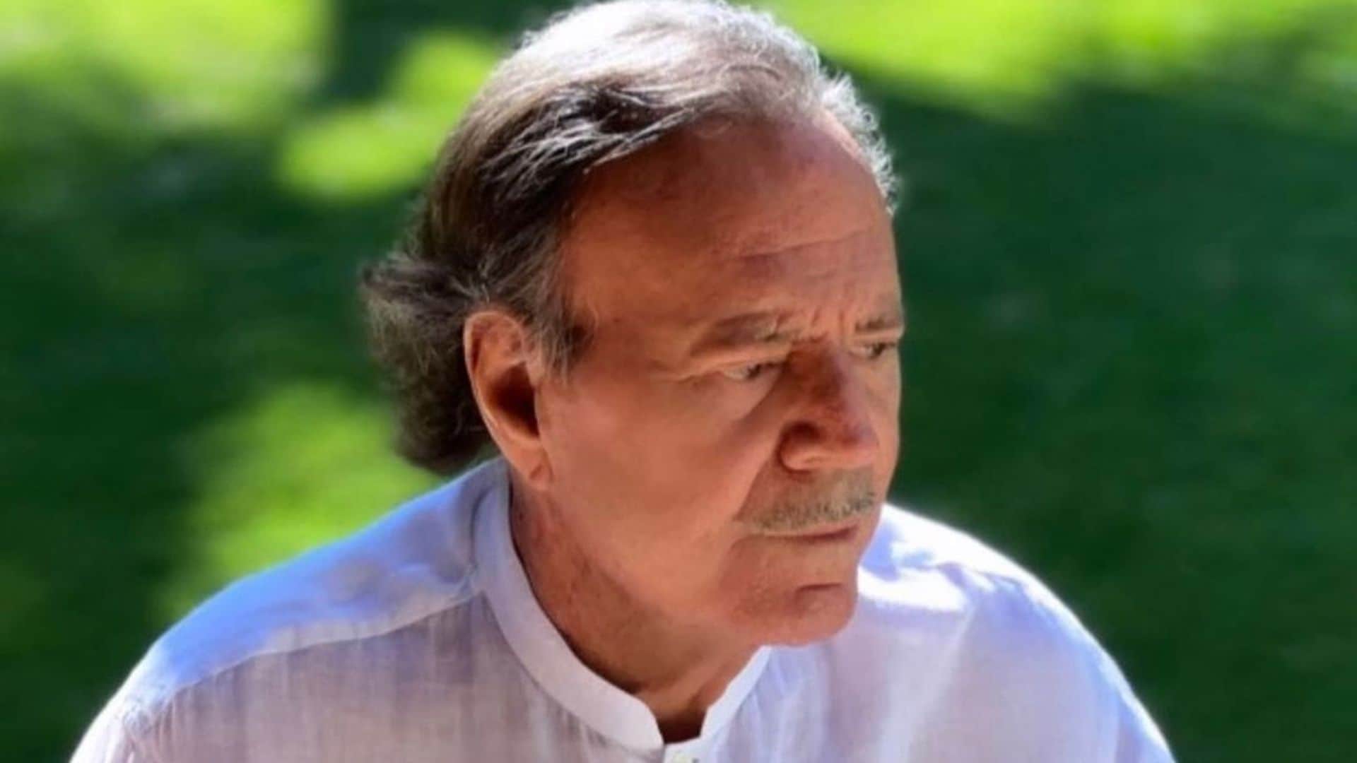 Julio Iglesias sorprende con su cambio de imagen y desmiente los rumores sobre su estado de salud