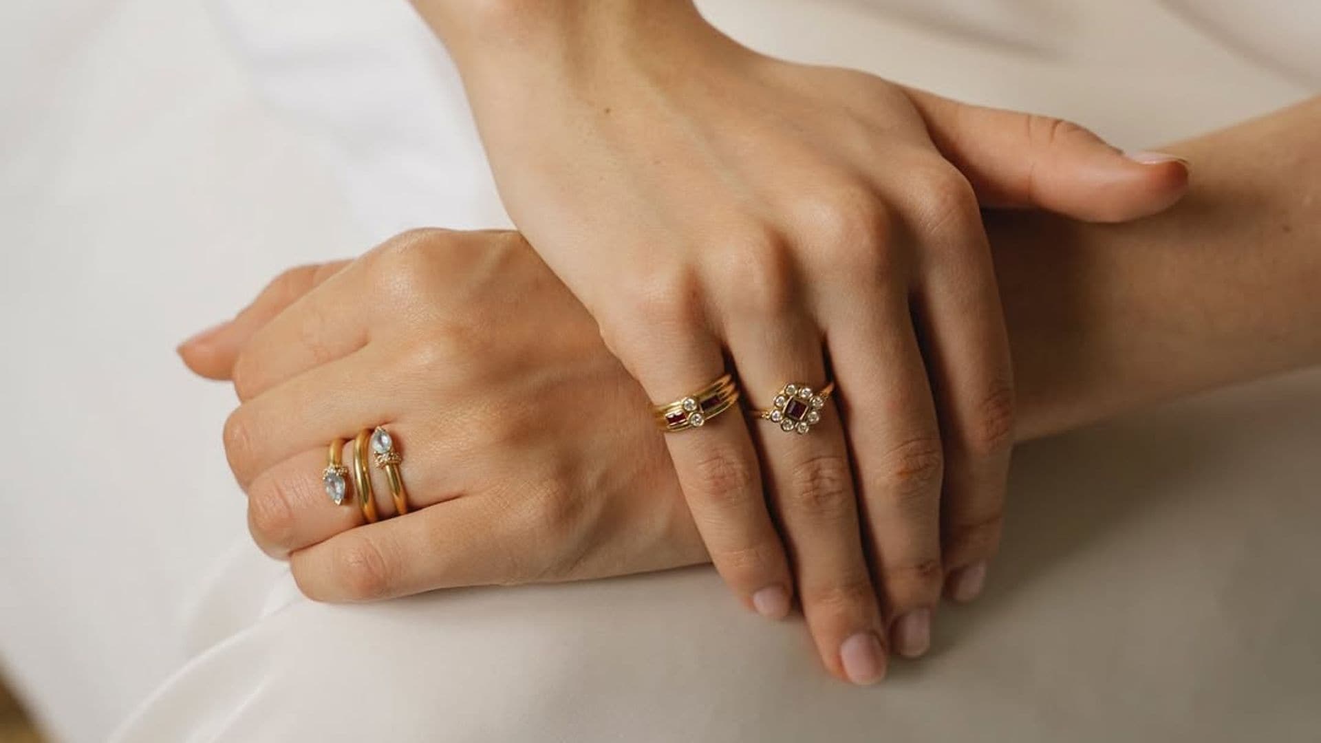  Los 7 anillos dorados que mejor quedan con cada tipo de manicura