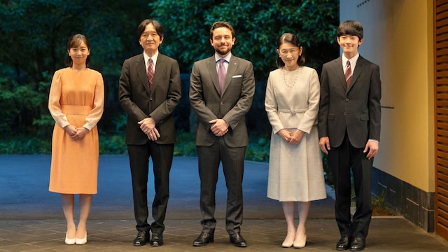 Hussein de Jordani es recibido por Fumihito, príncipe Akishino, heredero al trono imperial japonés, junto a toda su familia, su mujer, la princesa Kiko; su hija mediana, la princesa Kako; y el pequeño de la casa, el principe Hisahito, segundo en la línea sucesoria. Hay que recordar que el matrimonio de herederos también tenía una hija mayor, Mako, que perdió el título y la representación institucional tras su boda con Kei Komuro