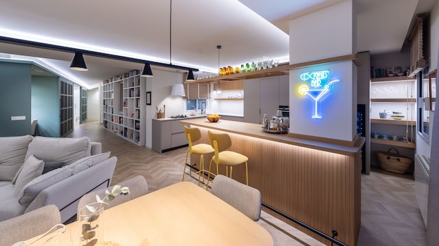 Relación dr la cocina con el comedor, el salón y el pasillo que integra el escritorio