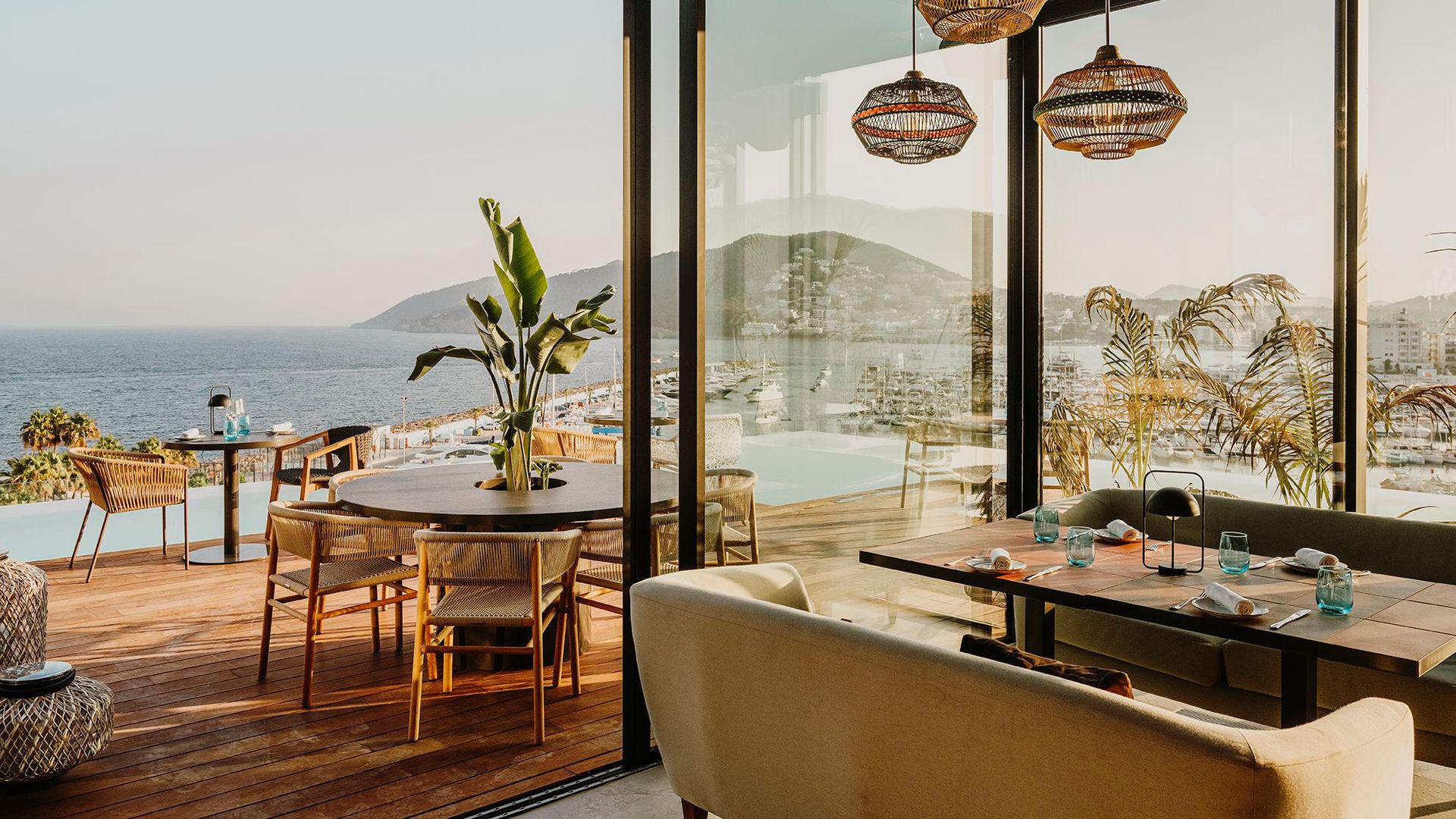 Este restaurante tiene la mejor terraza de España: está en Ibiza y mezcla cocina peruana y mediterránea