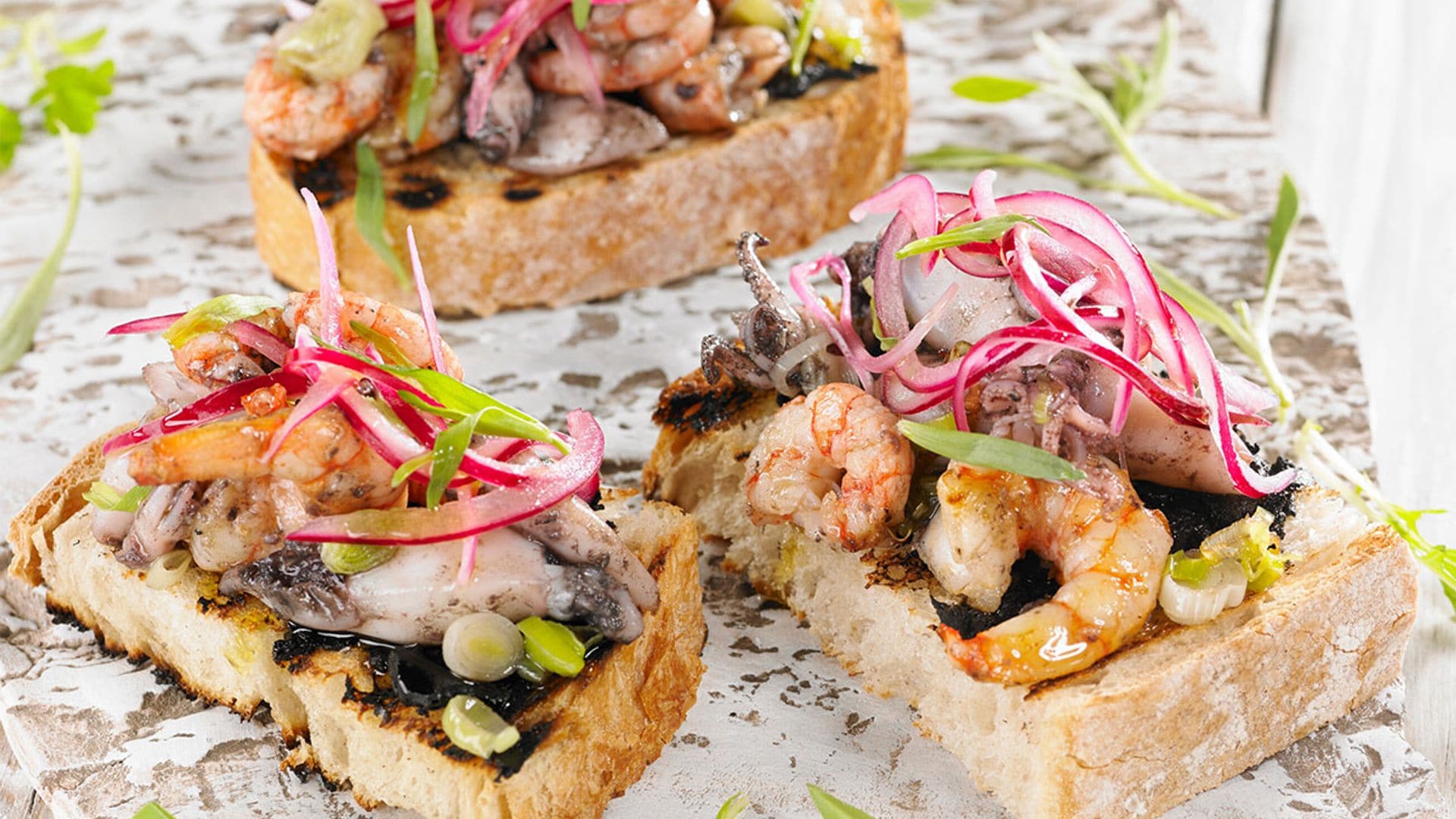 Tostas con chipirones, gambas y paté de ajo negro