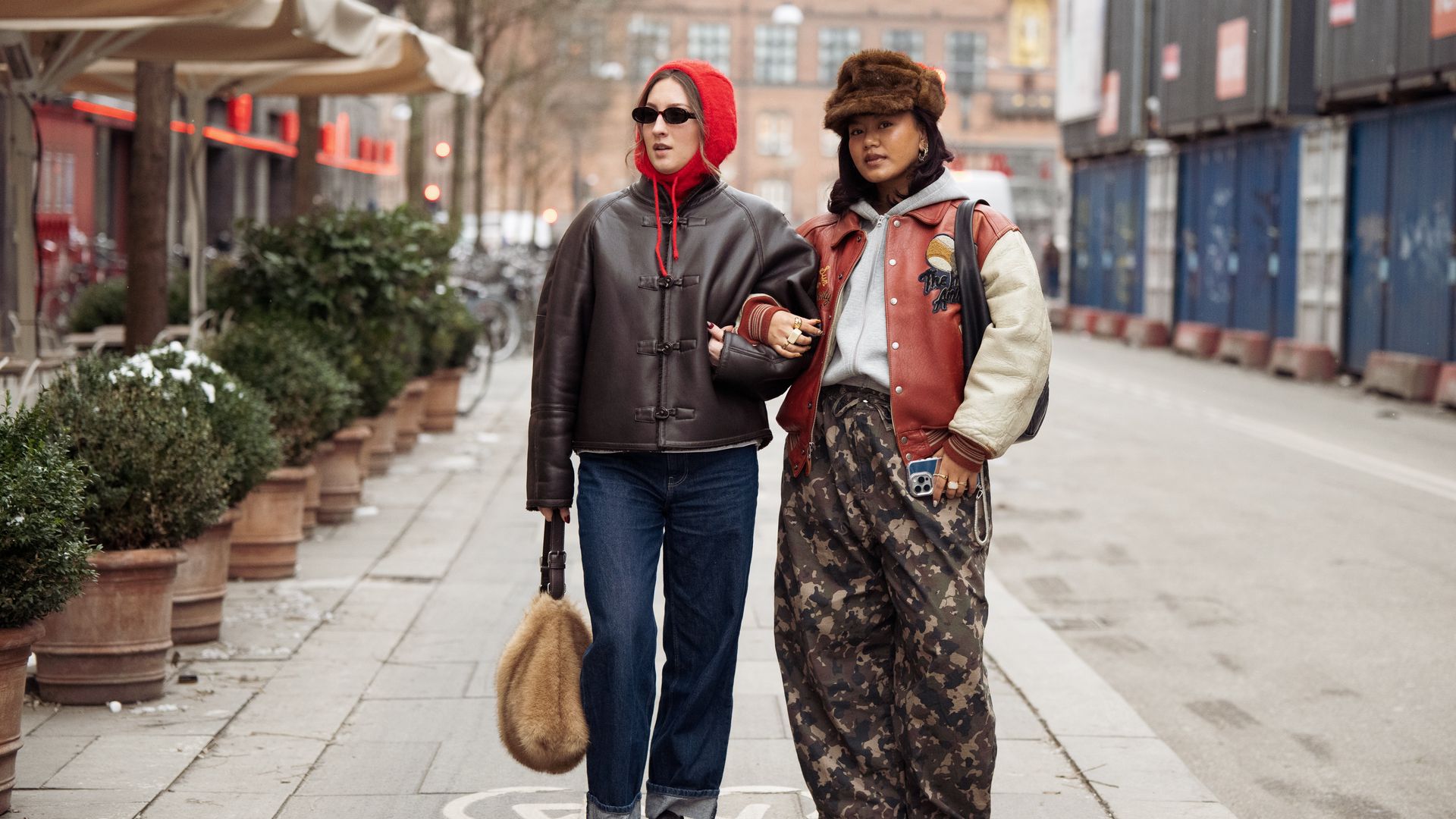 Las Copenhague Girls desmuestran cuáles son los accesorios de la temporada.