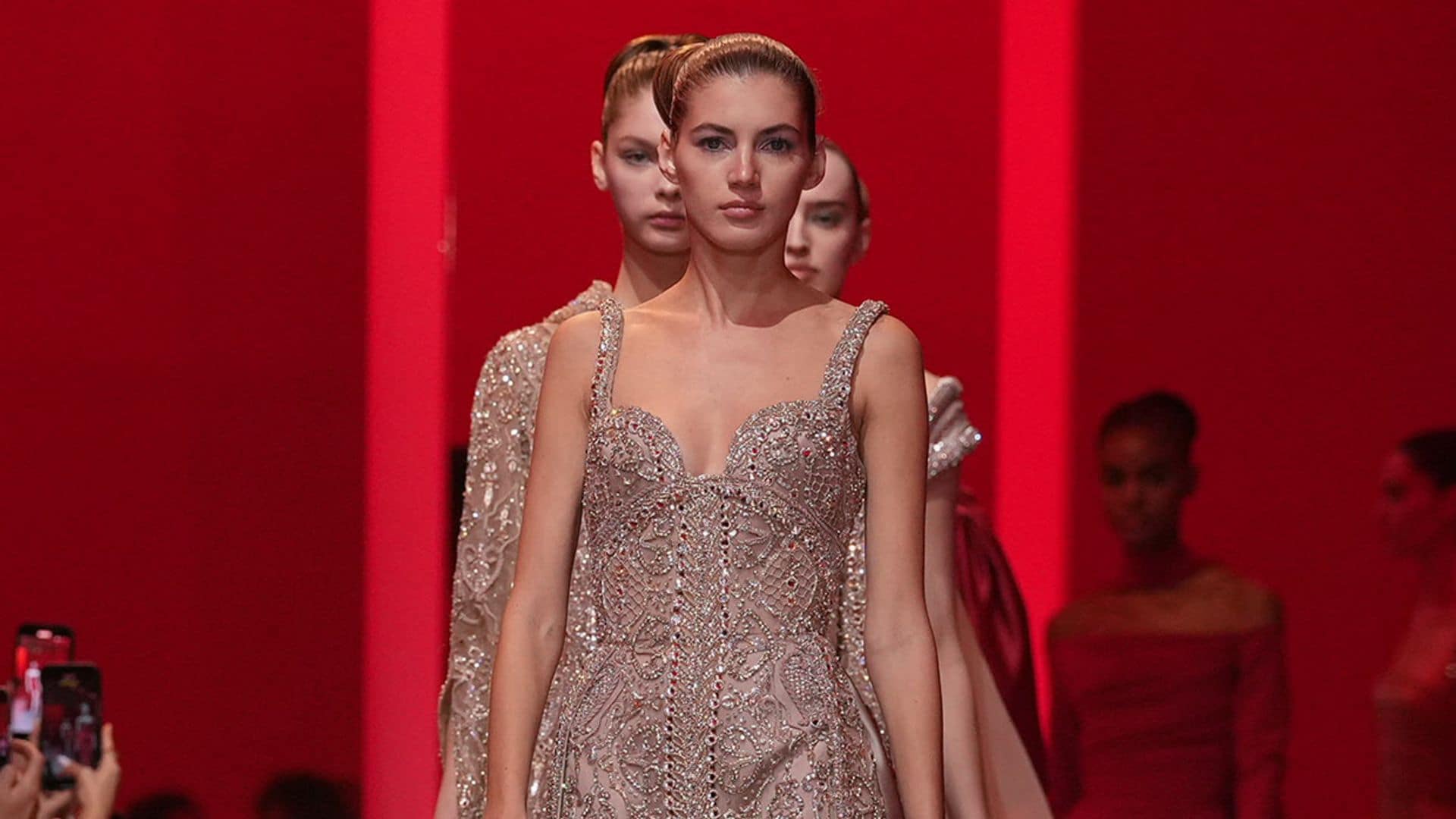 Elie Saab se mantiene fiel al romanticismo y los bordados florales con sus vestidos de Alta Costura