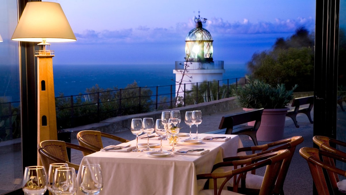 Cenar y dormir bajo las estrellas: 10 hoteles-faro para ver los crepúsculos más bellos en España