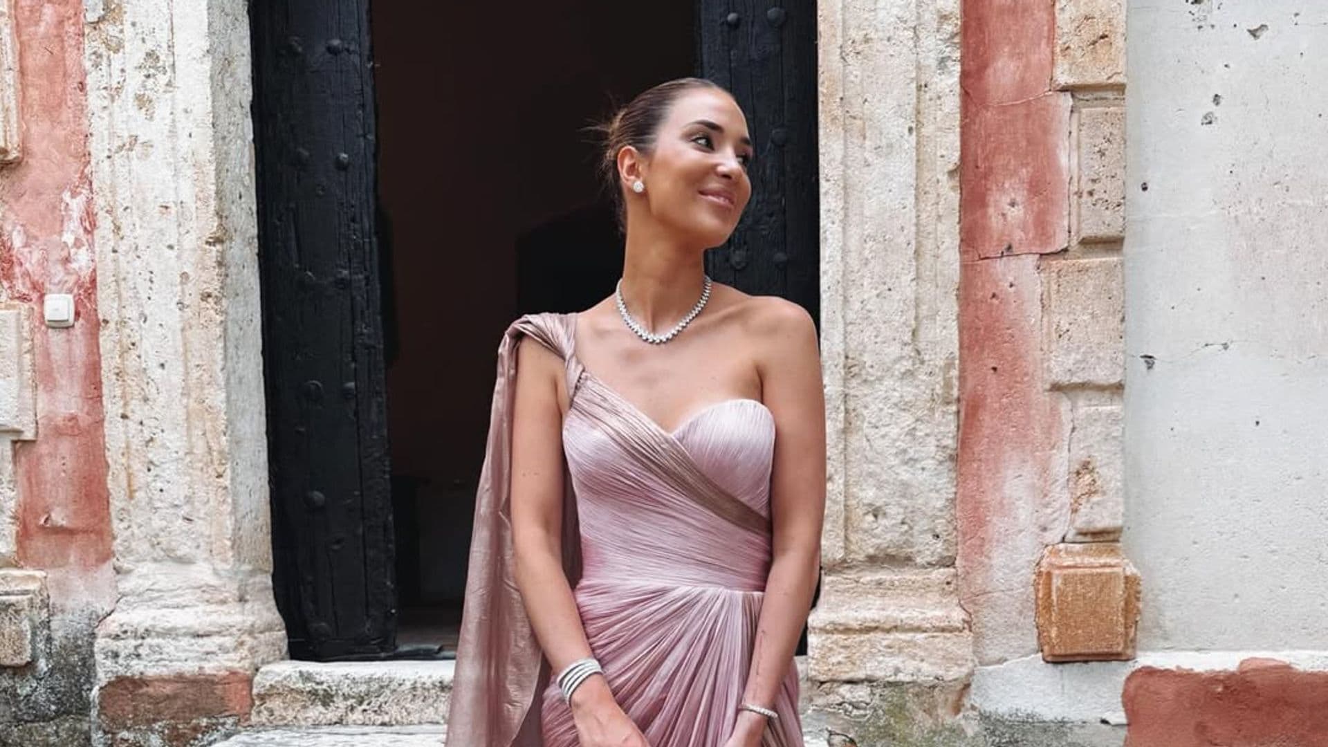 Alice Campello se rinde al color que potencia el bronceado con un precioso vestido de invitada de 2600 euros