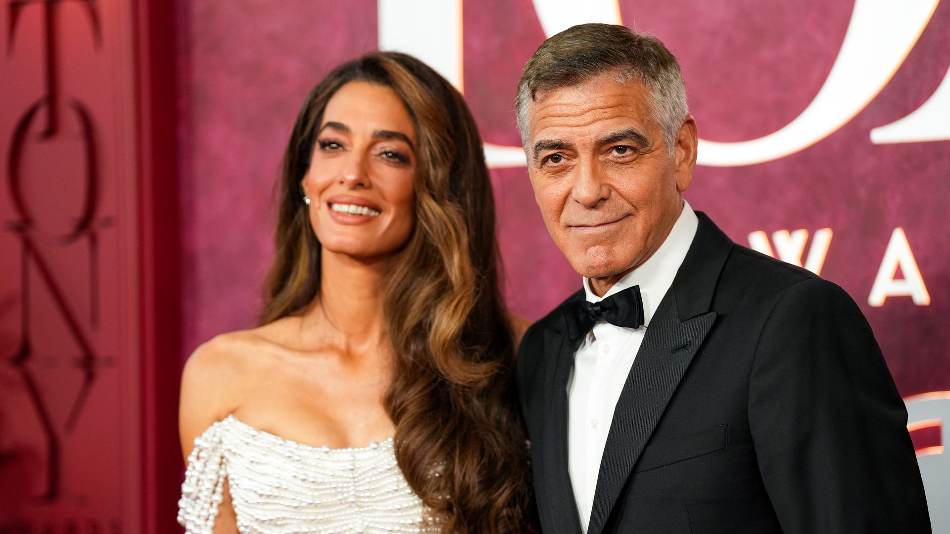 George Clooney con su esposa Amal luce el pelo bicolor en los premios Tony
