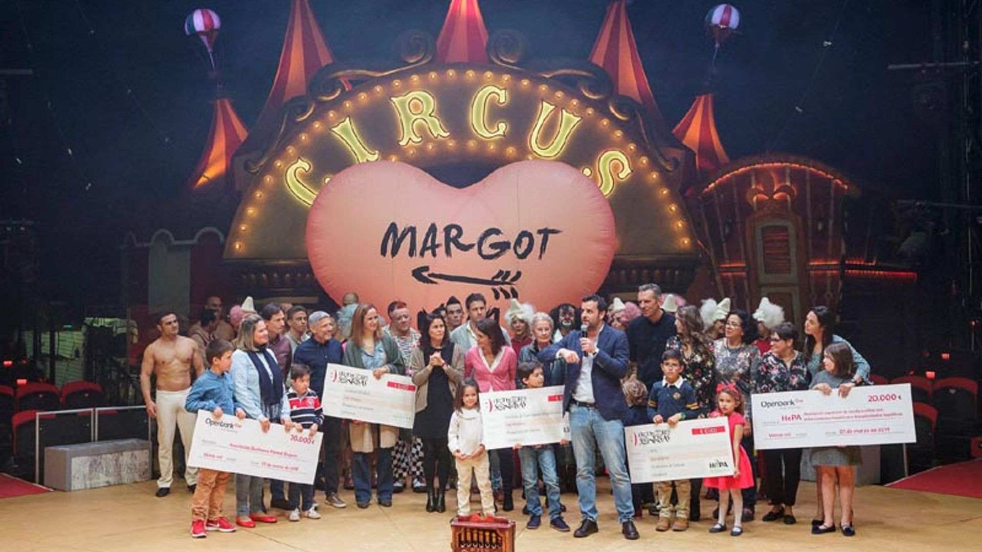 La fundación Intheos recibe uno de los cheques solidarios del espectáculo ‘Circlassica’