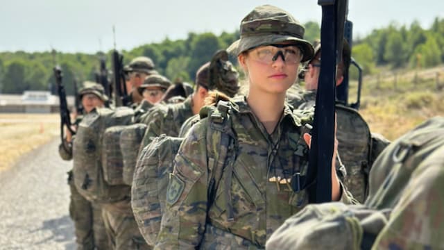 Primeras imágenes de la princesa Leonor de maniobras miliates en septiembre de 2023