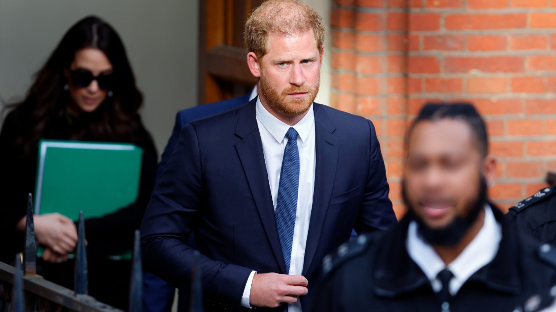 El príncipe Harry, ausente en el primer día del juicio contra los tabloides ante la sorpresa del juez