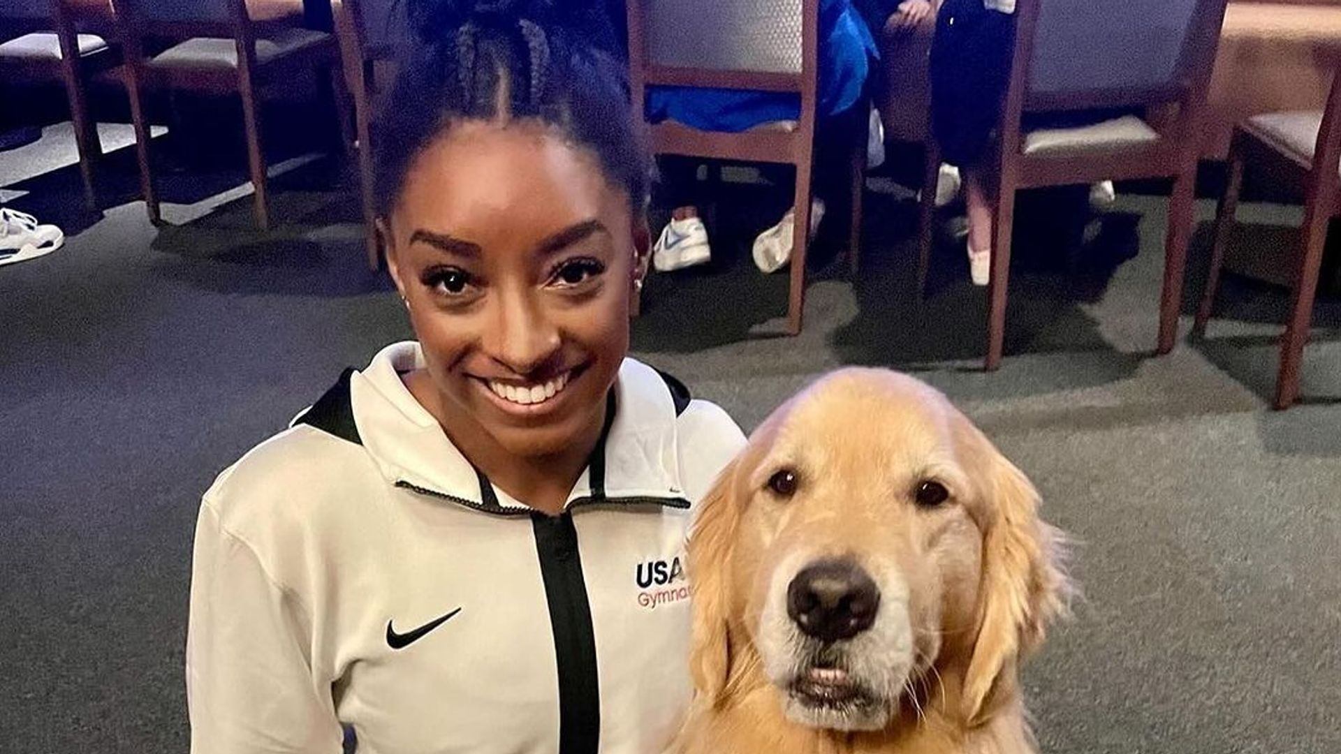 Te presentamos a Beacon, el Golden Retriever que se ha vuelto el mejor apoyo para Simone Biles y sus compañeras