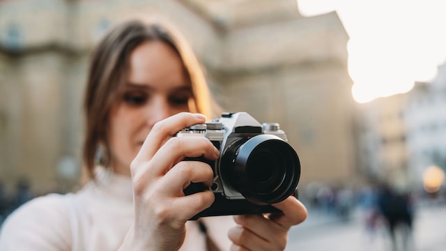 Una mujer con una cámara de fotos