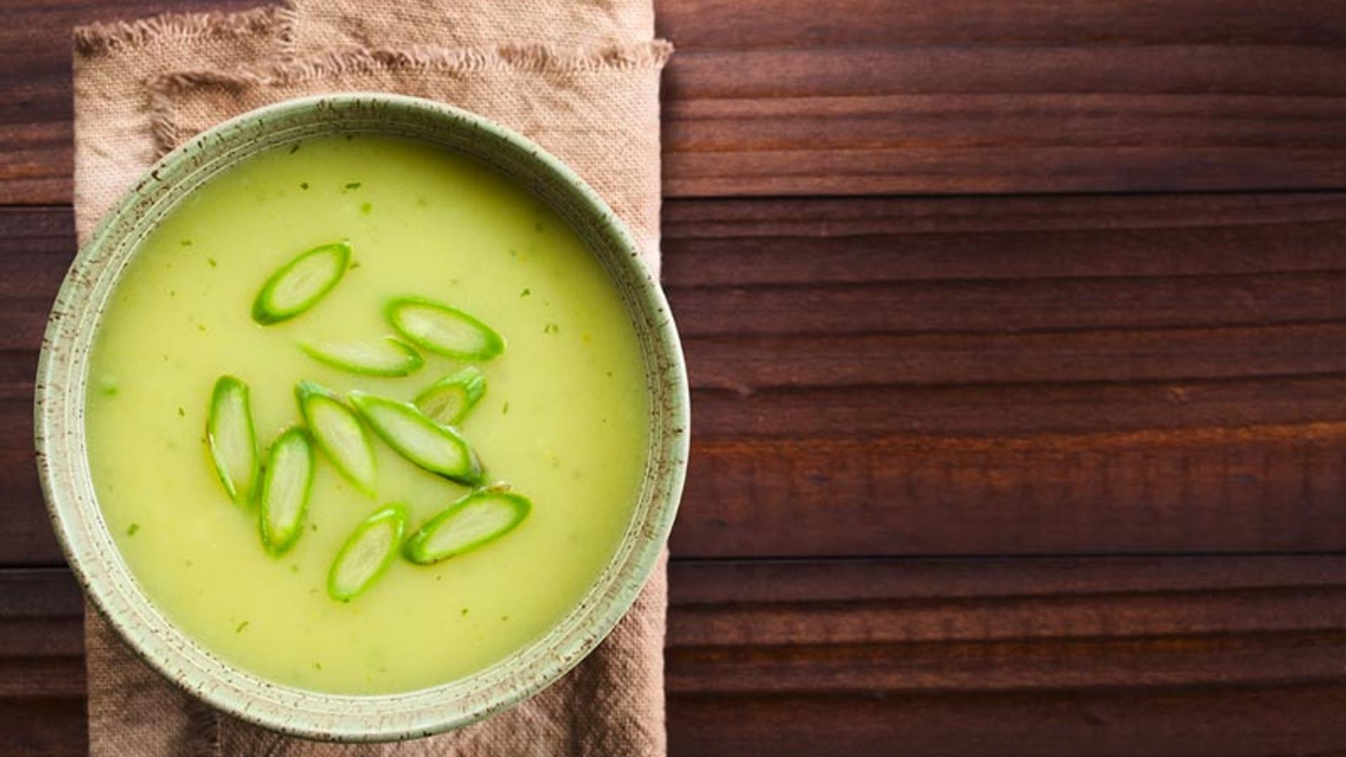 Crema de espárragos verdes con aceite de trufa