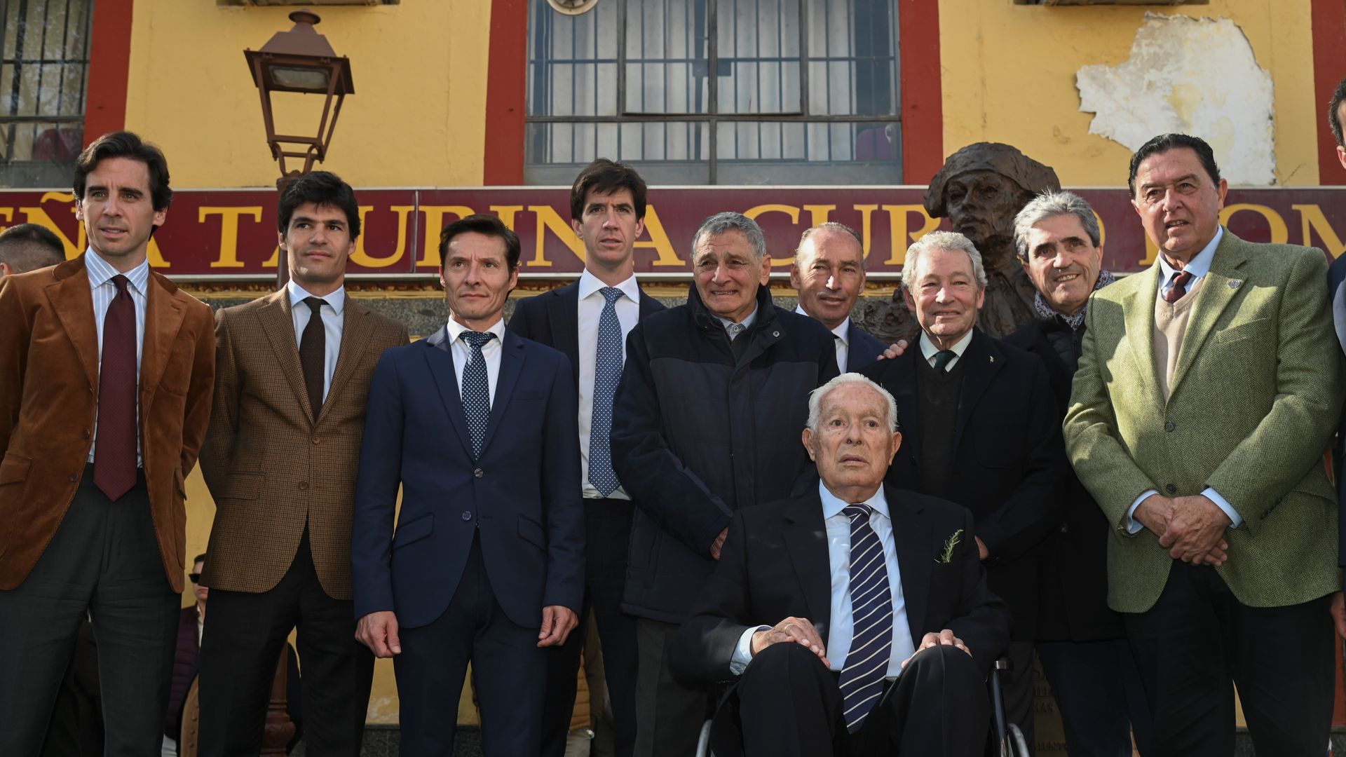 El mundo del toreo homenajea Curro Romero: la emoción del maestro al inaugurar un busto en su honor