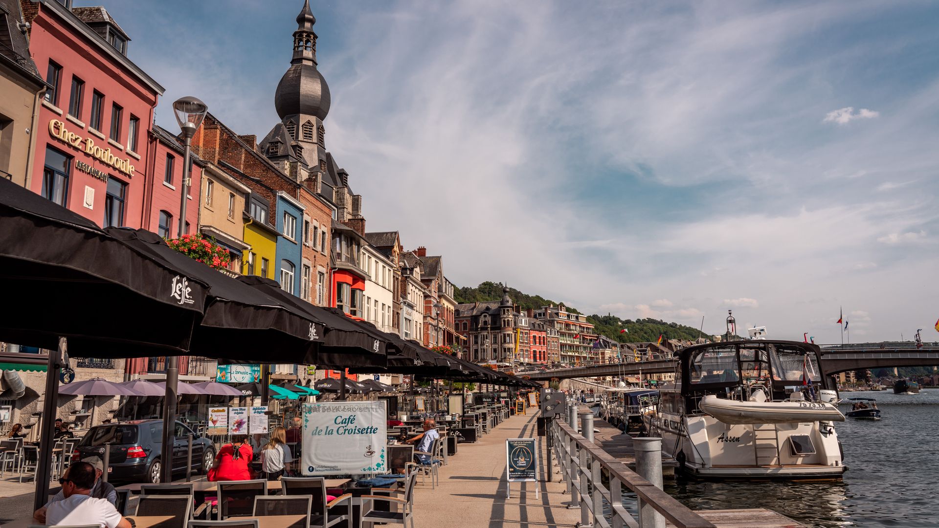 La ciudad de Dinant, junto al río Mosel, durante el verano