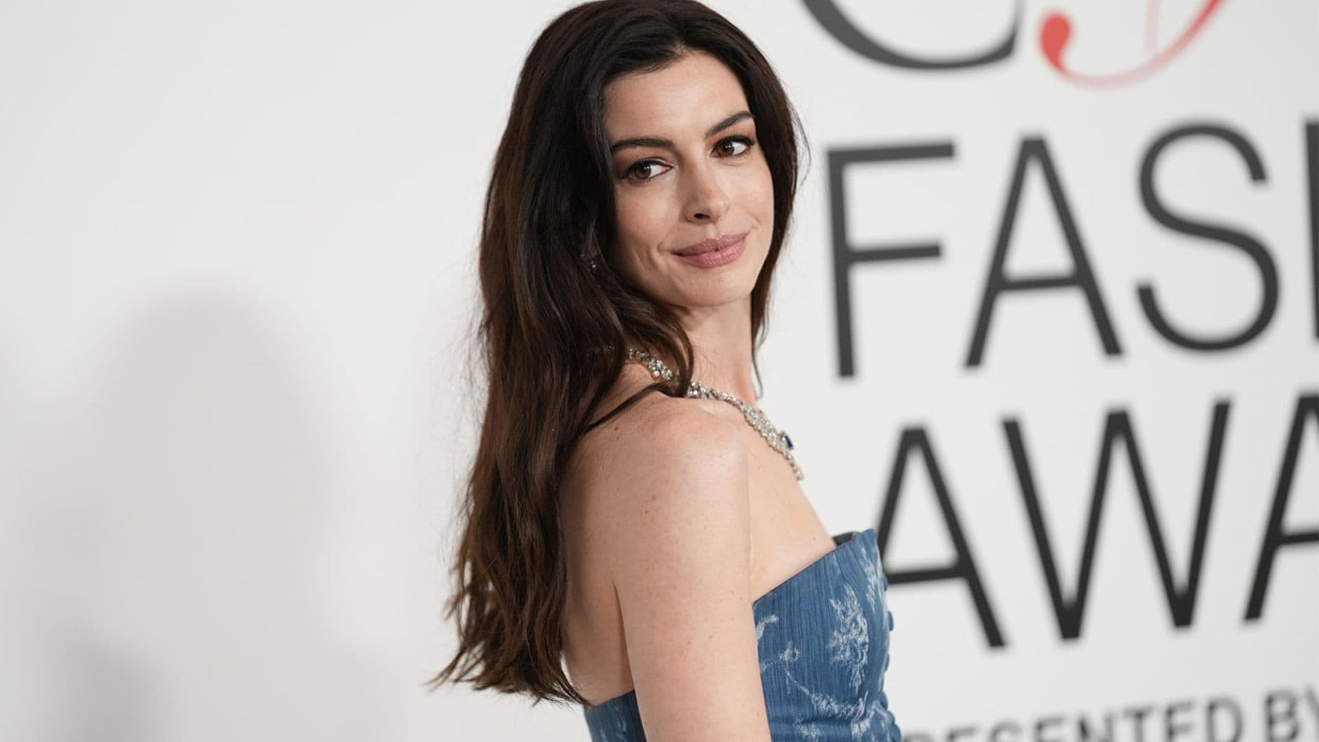 Anne Hathaway recupera el look 'denim' más comentado de Britney Spears