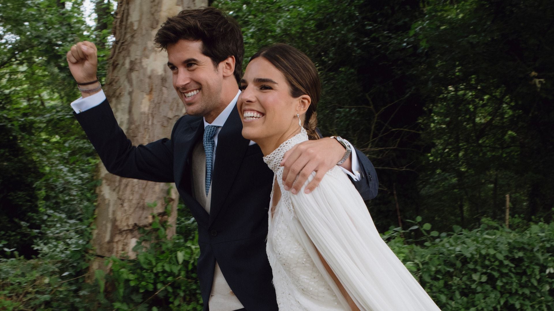 Patricia, la novia del vestido con bordados y la capa de rejilla que celebró su boda en Pamplona