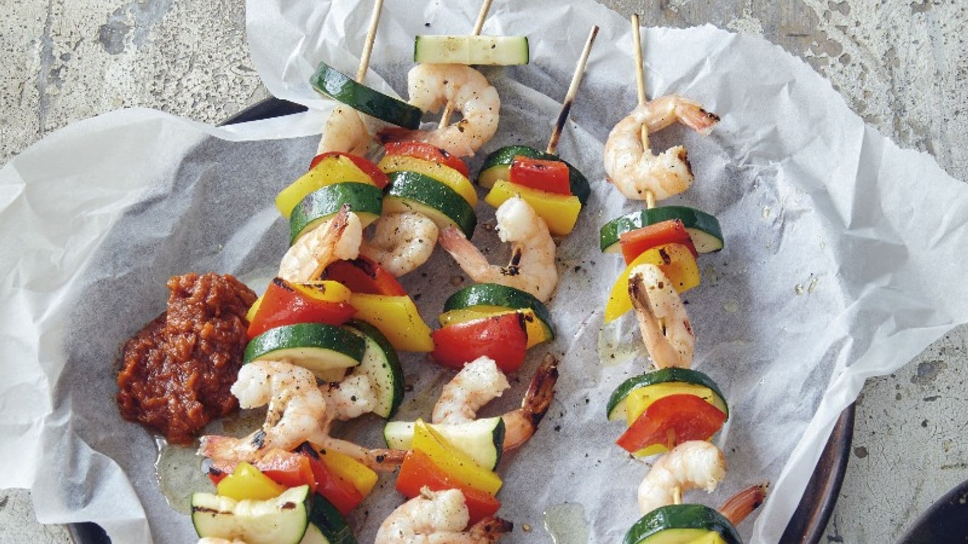 Brochetas de gambas y verduras