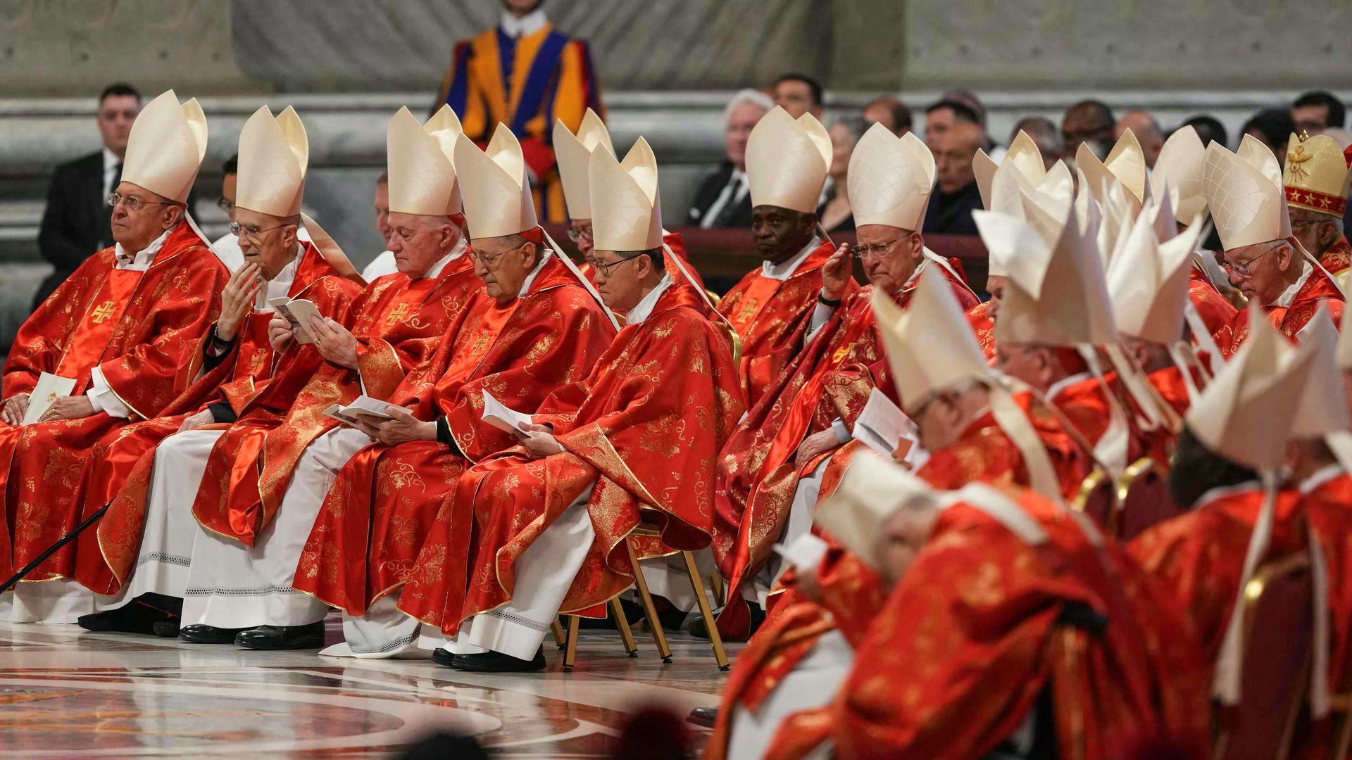 Así ha comenzado el cónclave: misa solemne, procesión y encierro en la Capilla Sixtina