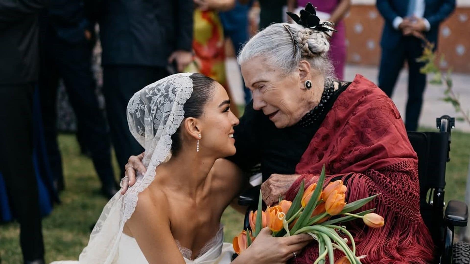 En febrero pasado, doña María del Carmen le entregó su mantilla a Ale.