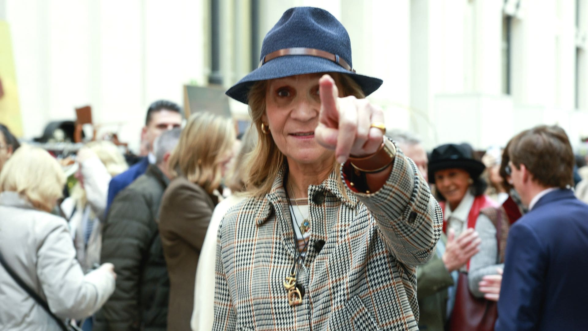 Descubre el libro que se ha comprado la infanta Elena y las prendas que ha donado Georgina en el Rastrillo Nuevo Futuro