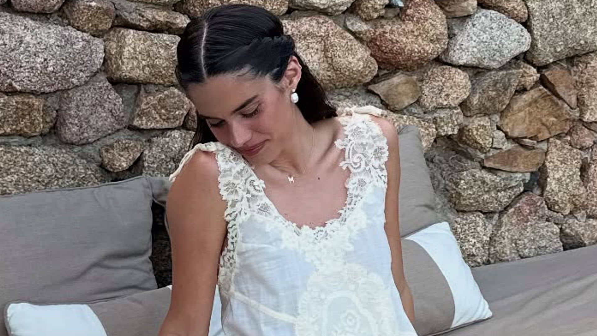 Sara Sampaio con minivestido blanco y semirrecogido en Cerdeña