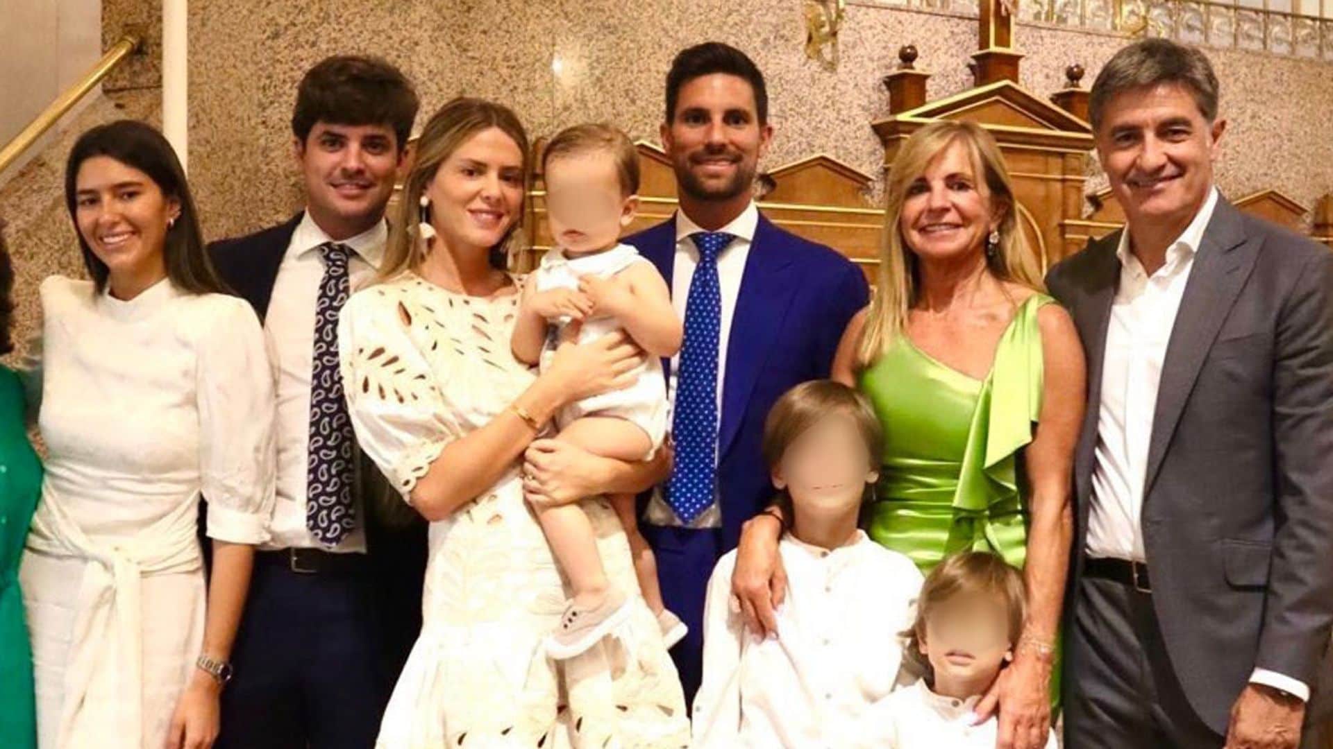 A sus 59 años, Michel González presume orgulloso de su familia en el bautizo de su nieto Bruno