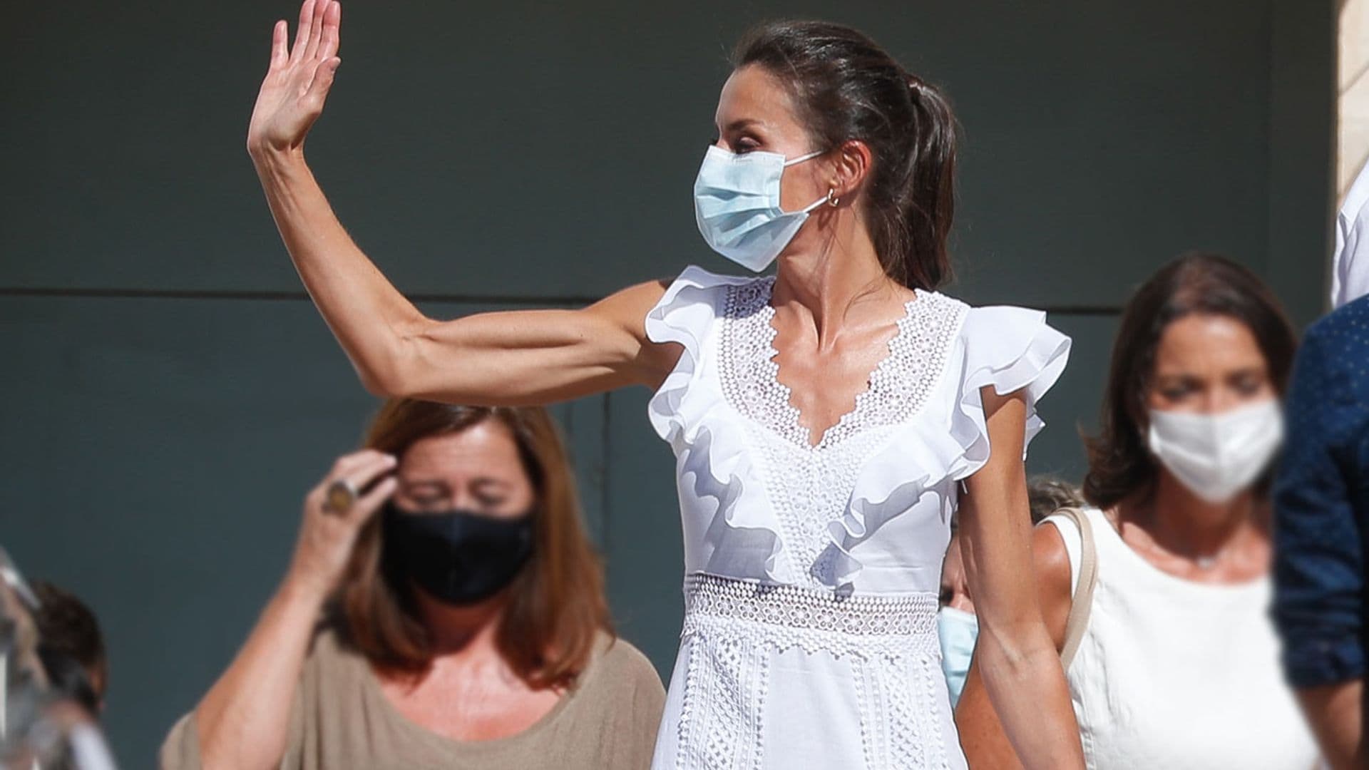La Reina cambia de estrategia en Ibiza con su vestido largo y estrena diseñadora