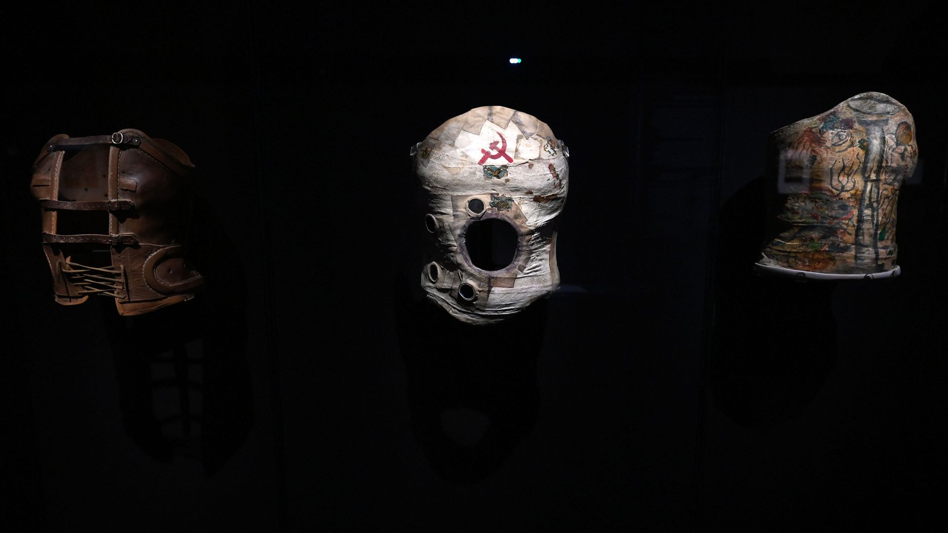Los corsés ortopédicos que pertenecieron a Frida Kahlo se exhiben durante la presentación previa de la exposición 'Frida Kahlo, más allá de las apariencias' en el Palais Galleria de París el 12 de septiembre de 2022.