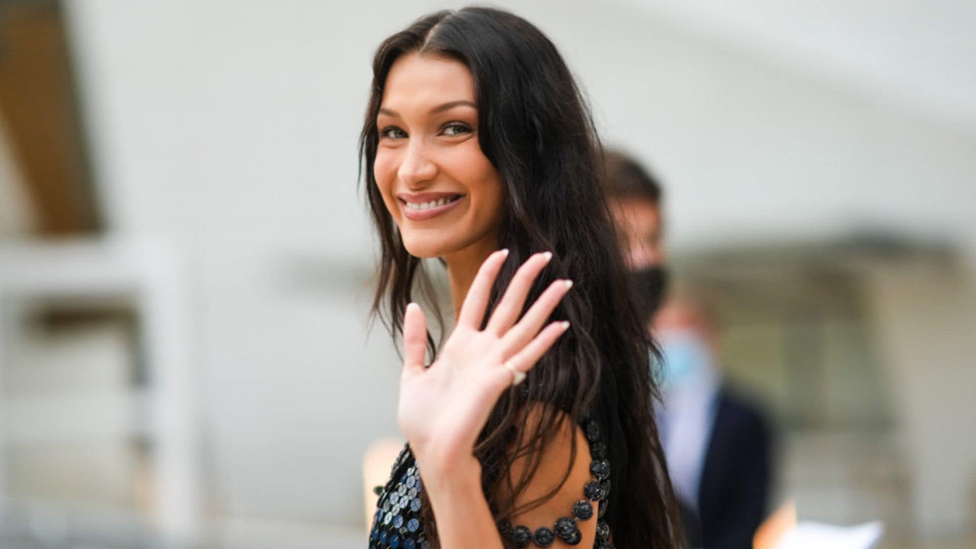 Bella Hadid reaparece en las Islas Caimán tras su retiro por enfermedad: ¿regresará a la pasarela?