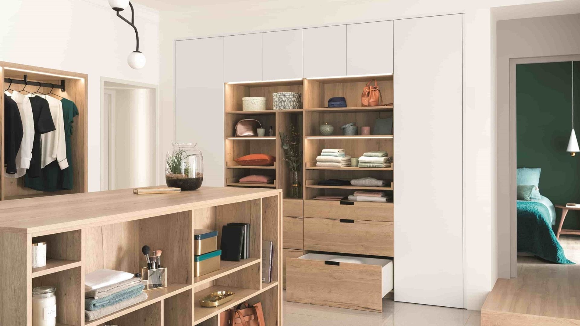 Vestidor con armario organizado